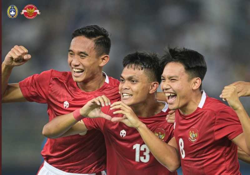     Kualifikasi Piala Asia 2023: Kuwait vs Indonesia 1-2, Rachmat Irianto (tengah) menjadi bintang di balik kemenangan dramatis Indonesia