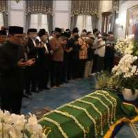 Diiringi Lantunan Selawat, Emmeril Kahn Mumtadz Dimakamkan