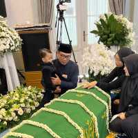 Pelukan Terakhir ke Peti Jenazah Eril, Zara: Anugerah Terindah dari Allah