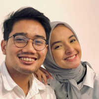 Haru Nabila Ishma Bersimpuh Hingga Berbicara Sendiri di Samping Peti Jenazah Eril