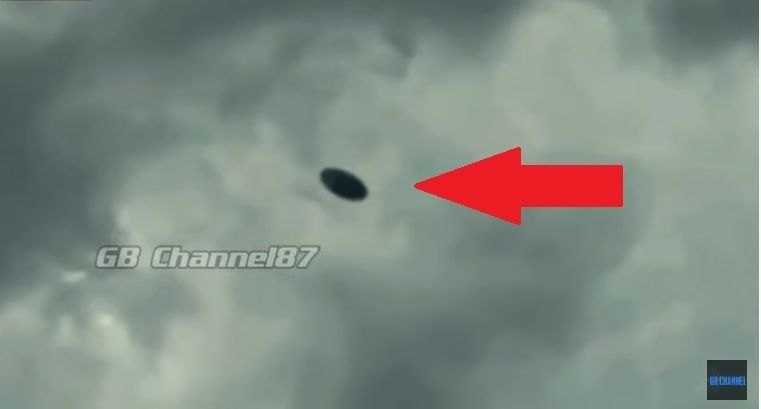 Heboh Penampakan Benda Diduga UFO Terbang Di Langit Malang