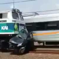 Detik-detik Avanza Terseret Kereta Api Sejauh 1 Km, 1 Orang Tewas