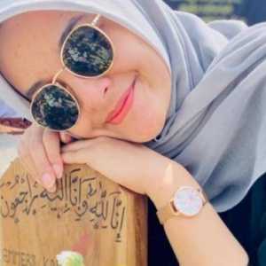 Tepati Janji Tak Nangis, Nabila Ishma Tersenyum Peluk Nisan Eril