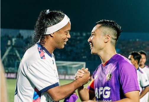     Ronaldinho bersama Arthur Irawan sebelum tampil di laga RANS Nusantara vs Persik Kediri