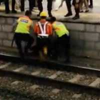 Video Detik-detik Penumpang Jatuh Dari Peron Saat Kereta Lewat