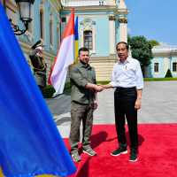 Momen Pertemuan Presiden Jokowi dan Presiden Zelenskyy Bahas Perdamaian Ukraina