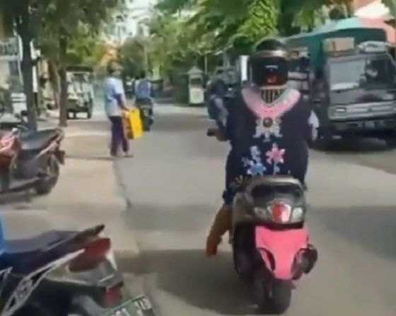 Heboh Emak-emak Tutupi Pelat Motor Pakai Celana Dalam, Kini Jadi Duta ETLE