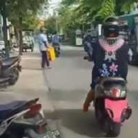 Heboh Emak-emak Tutupi Pelat Motor Pakai Celana Dalam, Kini Jadi Duta ETLE