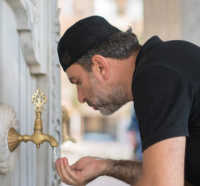 Bolehkah Berwudhu Tanpa Mengenakan Pakaian, Ini Penjelasan UAS dan Buya Yahya