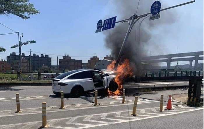     Mobil Tesla Jimmy Lin terbakar usai mengalami kecelakaan