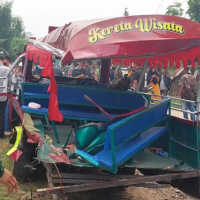 Odong-odong Tertabrak Kereta Api di Serang, 9 Orang Tewas