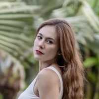 Wulan Guritno Cuek Pamer Pose Berbikini, Komentar Komika Marshel Widianto Disorot