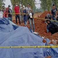 Heboh Temuan Puluhan Karung Bansos dari Presiden Dikubur di Depan Kantor JNE