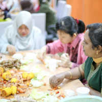 5 Manfaat Makan Pakai Tangan