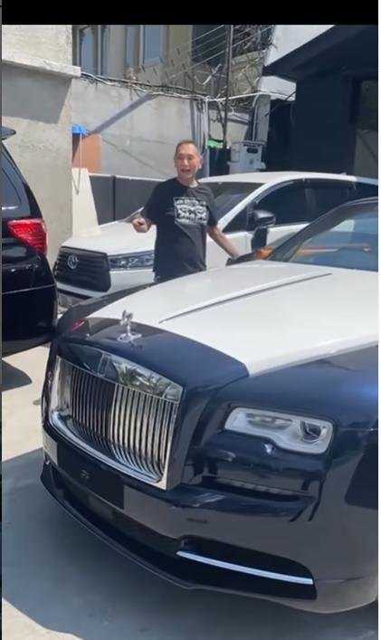     Bos Jalan Tol, Jusuf Hamka bersama mobil Rolls-Royce miliknya