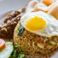 Waspada Makan Nasi Goreng Malam Hari, Dokter Tirta Ungkap Bahayanya