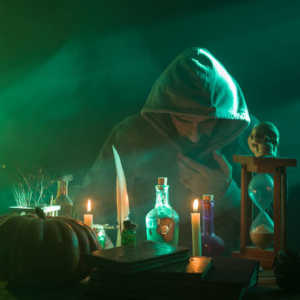 Polisi Geledah Rumah Diduga Dukun Santet, Ditemukan Puluhan Foto Ditancapi Paku