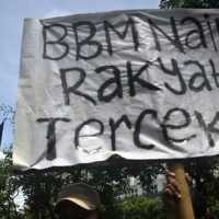 Ribuan Buruh Geruduk Gedung DPR, Demo Tolak Kenaikan Harga BBM