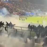 Video Momen Aremania Minta Polisi Tak Tembakkan Gas Air Mata Dibalas Bentakan