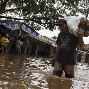 Tanggul Baswedan Jebol Bikin 5 RT di Jati Padang Banjir