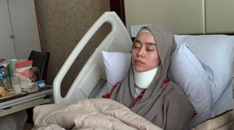     Penampakan Lesti Kejora dengan leher digips saat dirawat di RS Bunda Menteng
