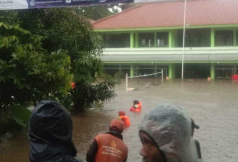 Tembok MTSN 19 Roboh Dihantam Banjir Kali Krukut, 3 Orang Dilaporkan Tewas