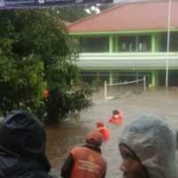 Tembok MTSN 19 Roboh Dihantam Banjir Kali Krukut, 3 Orang Dilaporkan Tewas