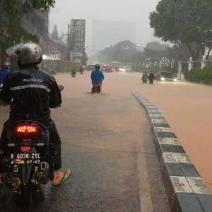 Pintu air Sunter Siaga 2: warga Pondok Kelapa hingga Kelapa Gading waspada banjir!