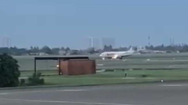     Pesawat Lion Air yag terbakar mesinnya mendarat di Bandara Soekarno-Hatta