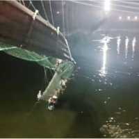 Jembatan Gantung Legendaris India Ambruk, 132 Orang Dilaporkan Tewas