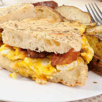 Rekomendasi Bekal Sekolah Anak: Resep Scramble Egg Cheese Melt, Gizinya Luber