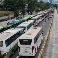 Bus Simpatisan Jokowi di Acara Nusantara Bersatu Parkir di Jalan, Senayan Macet Parah