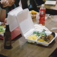 Kesal Makanannya Sering Dicuri, Siswa Ini Jebak Teman Muslimnya Pakai Daging Babi