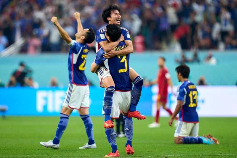     Piala Dunia 2022: Jepang vs Spanyol 2-1, Tim Samurai Biru menang dramatis atas Tim Matador. Jepang menjadi juara Grup E dan lolos ke 16 Besar