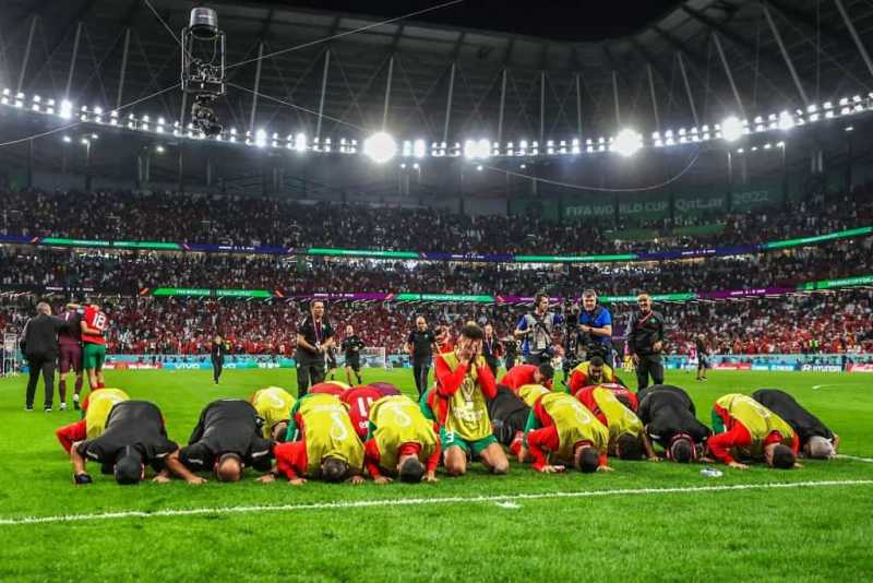     Para pemain Maroko sujud sukur usai menang lawan Spanyol di babak 16 Besar Piala Dunia 2022 lewat drama adu penalti