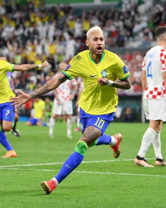     Neymar mencetak gol pertama untuk Brasil saat melawan Kroasia. Namun, Brasil kalah lewat adu penalti melawan Kroasia di perepatfinal Piala Dunia 2022