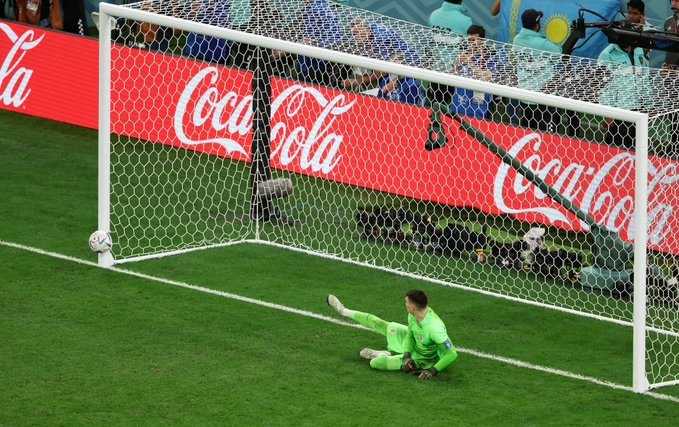     Kroasia vs Brasil: 1-1 (adu penalti 4-2). Tendangan Marquinhos membentur tiang gawang meski berhasil mengelabui kiper Dominik Livakovic. Kroasia melaju ke semifinal Piala Dunia 2022