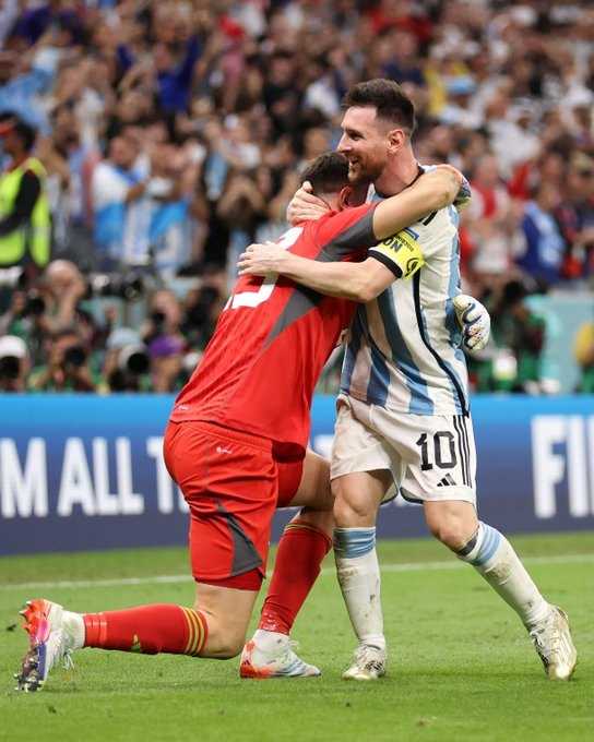     Perempatfinal Piala Dunia 2022: Belanda vs Argentina 2-2 (adu penalti 3-4) Lionel Messi memeluk kiper Emiliano Martinez usai memenangi drama adu penalti