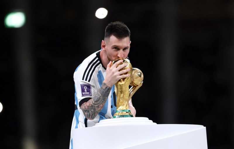     Lionel Messi mendapatkan trofi Golden Ball usai mengantarkan Argentina juara Piala Dunia 2022