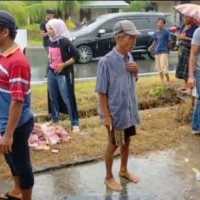 Mobil Pengangkut Uang Terbalik, Warga Rebutan Duit Miliaran Rupiah yang Berserakan