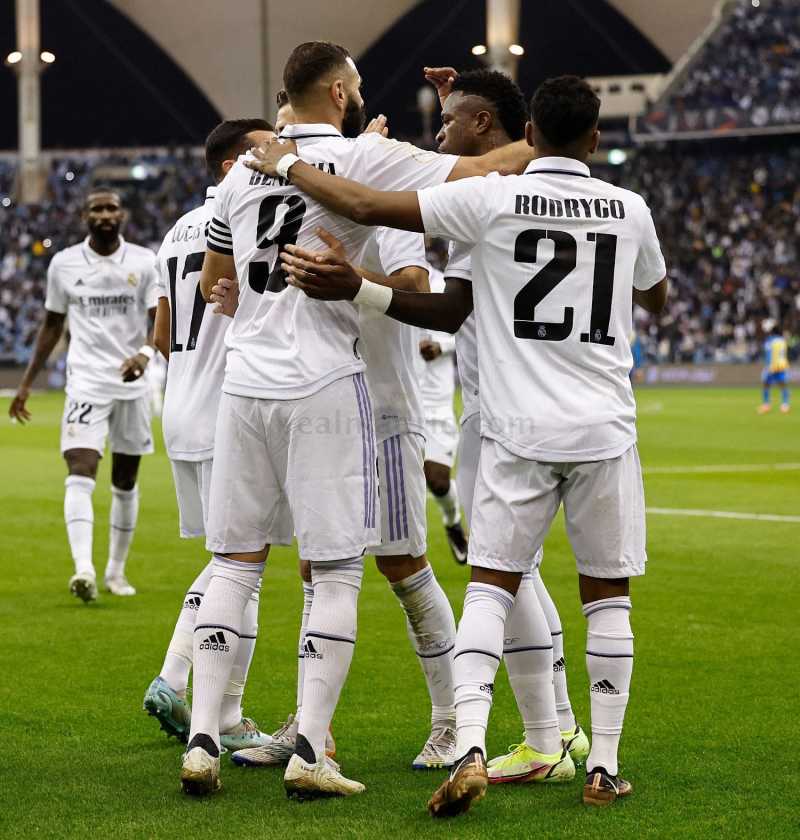     Real Madrid vs Valencia 1-1 (4-2), Karim Benzema merayakan gol ke gawang Valencia 