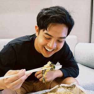 Jerome Polin Tantang Duta Nasi Padang Arief Muhammad Makan Pakai Sumpit