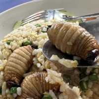 Restoran Ini Sajikan Menu Nasi Goreng Ulat Sagu, Berani Coba?