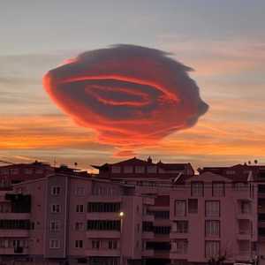 Fenomena Awan Berbentuk UFO Bikin Gempar Warga