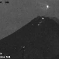 Bola Cahaya Misterius Melayang di Puncak Gunung Merapi, BPPTKG Beri Peringatan