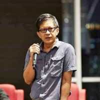 Rocky Gerung Dirangkul Wanita Cantik Saat Konser Dewa 19 di JIS, Ini Sosoknya