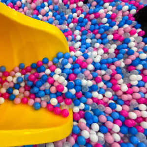 5 Bahaya yang Mengancam Anak Saat Main Mandi Bola