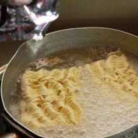 4 Alasan Tidak Disarankan Makan Mie Instan Saat Sahur: Bikin Cepat Lapar