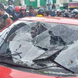 Kabur Usai Isi Bensin di SPBU, Honda Brio Merah Hancur Diamuk Warga