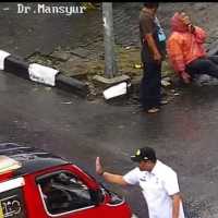 Momen Bobby Nasution Adang dan Marahi Sopir Angkot yang Tabrak Lari Pemotor